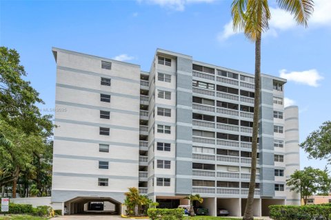 Condo in Lauderhill, Florida, 2 bedrooms  № 1833980 - photo 1