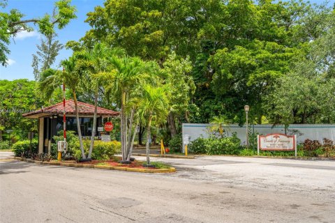 Condo in Lauderhill, Florida, 2 bedrooms  № 1833980 - photo 25