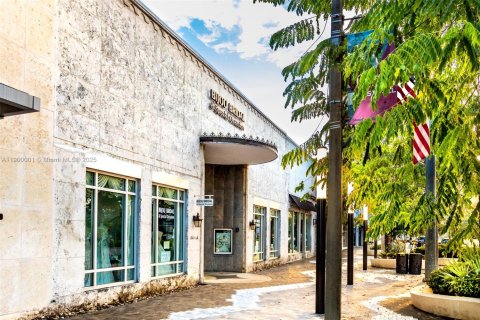 Commercial property in Coral Gables, Florida № 2158455