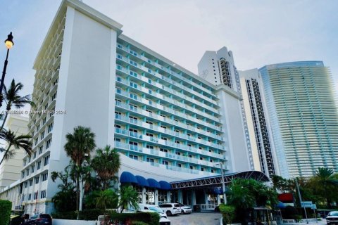 Commercial property in Sunny Isles Beach, Florida № 1861408 - photo 18
