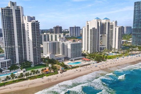 Commercial property in Sunny Isles Beach, Florida № 1861408 - photo 1