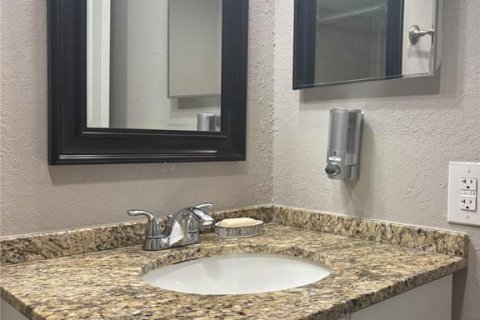 Condo in Sarasota, Florida, 2 bedrooms  № 1669958 - photo 8