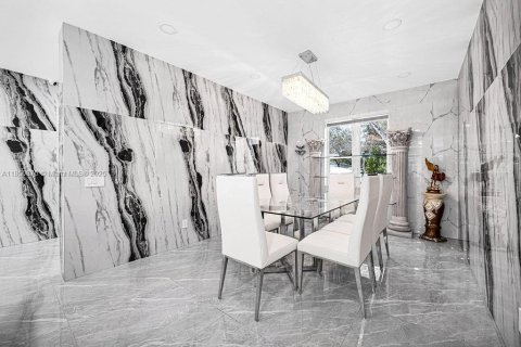 Купить виллу или дом в Пайнкрест, Флорида 5 спален, 382.66м2, № 1855204 - фото 11