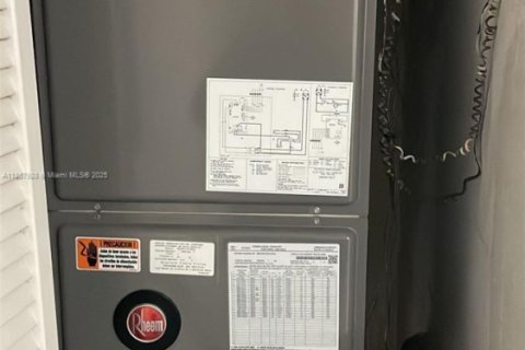 Townhouse in Miami, Florida 2 bedrooms, 104.98 sq.m. № 1941805 - photo 14