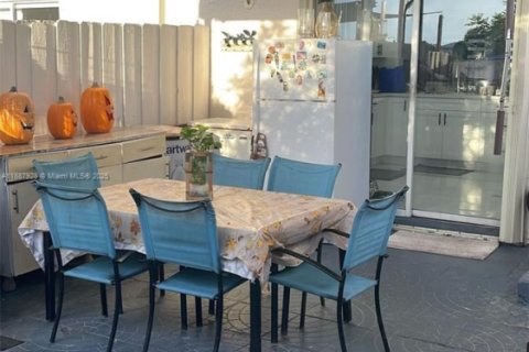 Townhouse in Miami, Florida 2 bedrooms, 104.98 sq.m. № 1941805 - photo 20