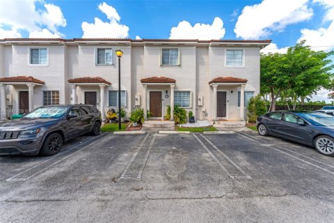 Townhouse in Miami, Florida 2 bedrooms, 104.98 sq.m. № 1941805 - photo 1