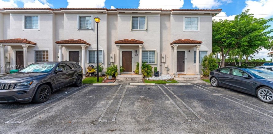 Townhouse in Miami, Florida 2 bedrooms, 104.98 sq.m. № 1941805