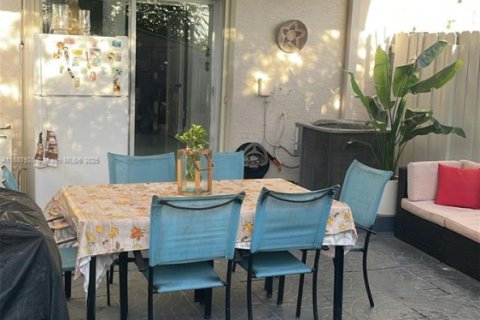 Townhouse in Miami, Florida 2 bedrooms, 104.98 sq.m. № 1941805 - photo 17