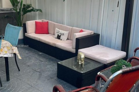 Townhouse in Miami, Florida 2 bedrooms, 104.98 sq.m. № 1941805 - photo 19