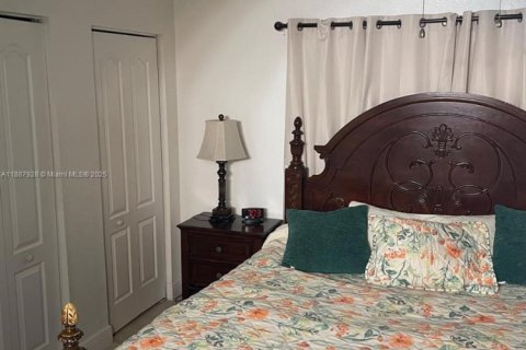 Townhouse in Miami, Florida 2 bedrooms, 104.98 sq.m. № 1941805 - photo 10