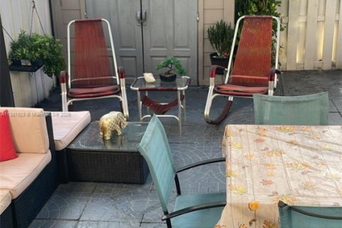 Townhouse in Miami, Florida 2 bedrooms, 104.98 sq.m. № 1941805 - photo 18