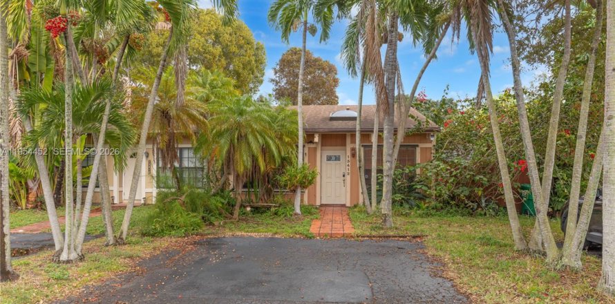 House in Miami, Florida 3 bedrooms, 113.53 sq.m. № 2010710