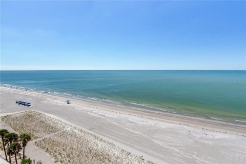 Condo in North Redington Beach, Florida, 2 bedrooms № 2420447 - photo 13