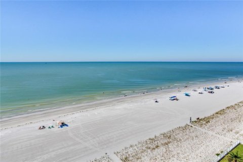 Condo in North Redington Beach, Florida, 2 bedrooms № 2420447 - photo 11
