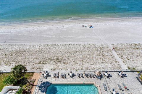 Condo in North Redington Beach, Florida, 2 bedrooms № 2420447 - photo 10