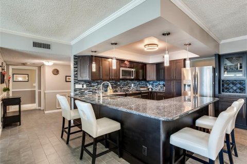 Condo in North Redington Beach, Florida, 2 bedrooms № 2420447 - photo 23