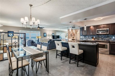 Condo in North Redington Beach, Florida, 2 bedrooms № 2420447 - photo 17