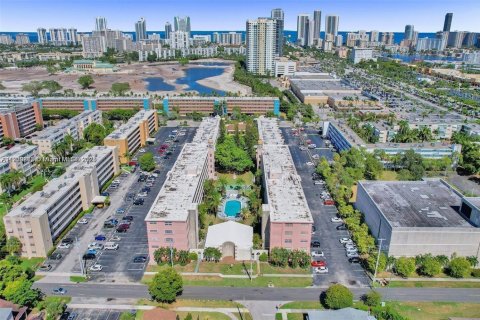 Condominio en venta en Hallandale Beach, Florida, 1 dormitorio, 61.32 m2 № 2082700 - foto 2
