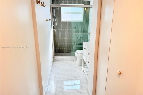 Condominio en venta en Hallandale Beach, Florida, 1 dormitorio, 61.32 m2 № 2082700 - foto 19