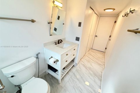 Condominio en venta en Hallandale Beach, Florida, 1 dormitorio, 61.32 m2 № 2082700 - foto 16