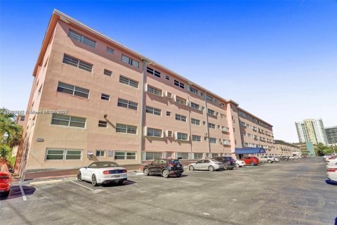 Condominio en venta en Hallandale Beach, Florida, 1 dormitorio, 61.32 m2 № 2082700 - foto 22