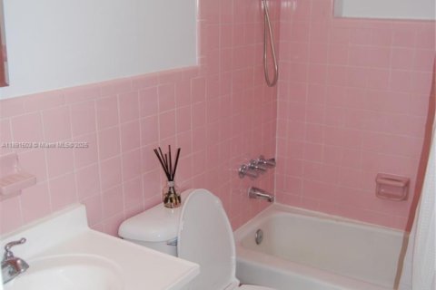 Снять в аренду виллу или дом в Майами-Спрингс, Флорида 3 спальни, 121.05м2, № 1943993 - фото 7