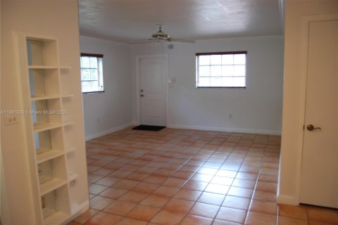 Снять в аренду виллу или дом в Майами-Спрингс, Флорида 3 спальни, 121.05м2, № 1943993 - фото 2