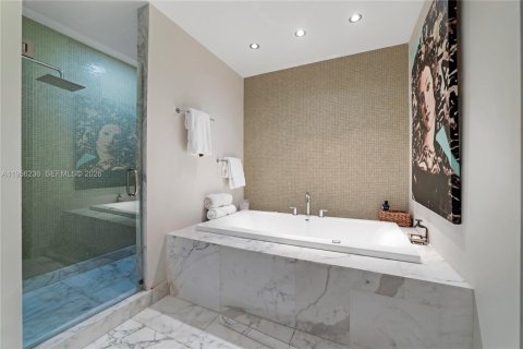 Condo in Miami, Florida, 4 bedrooms  № 2010741 - photo 17