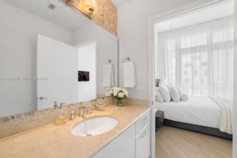 Condo in Miami, Florida, 4 bedrooms  № 2010741 - photo 19