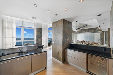 Condo in Miami, Florida, 4 bedrooms  № 2010741 - photo 5