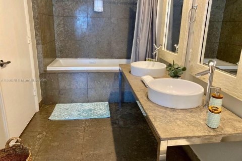 Condo in Miami, Florida, 1 bedroom № 1882018 - photo 11