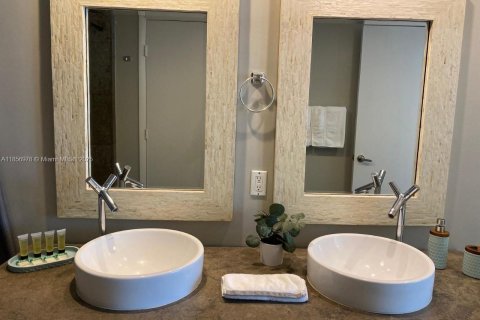 Condo in Miami, Florida, 1 bedroom № 1882018 - photo 12