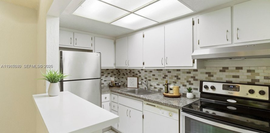 Кондоминиум с 1 спальней в Майами-Лейкс, Флорида № 2047654