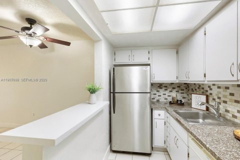 Снять в аренду кондоминиум в Майами-Лейкс, Флорида 1 спальня, 72м2, № 2047654 - фото 3
