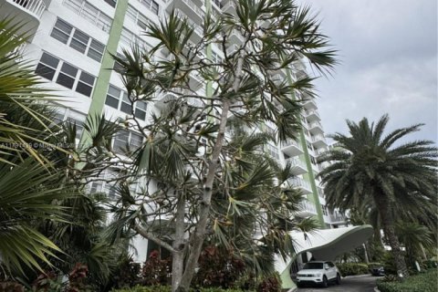 Condominio en venta en North Miami, Florida, 2 dormitorios № 1867196 - foto 15