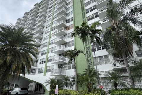 Condominio en venta en North Miami, Florida, 2 dormitorios № 1867196 - foto 2