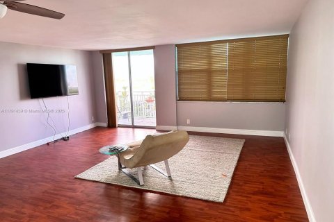 Condominio en venta en North Miami, Florida, 2 dormitorios № 1867196 - foto 21