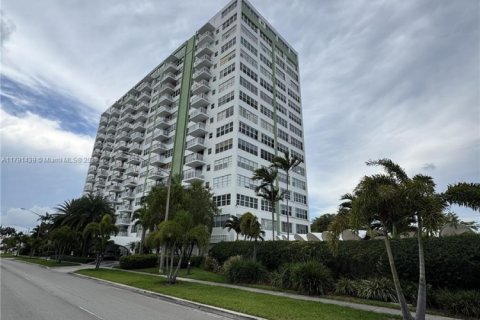 Condominio en venta en North Miami, Florida, 2 dormitorios № 1867196 - foto 1