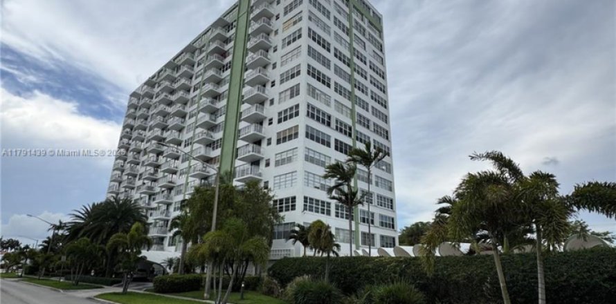 Condominio en North Miami, Florida, 2 dormitorios № 1867196
