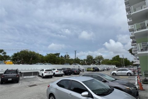 Condominio en venta en North Miami, Florida, 2 dormitorios № 1867196 - foto 9