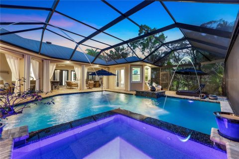 House in Cape Coral, Florida 4 bedrooms, 308.9 sq.m. № 1758329 - photo 1