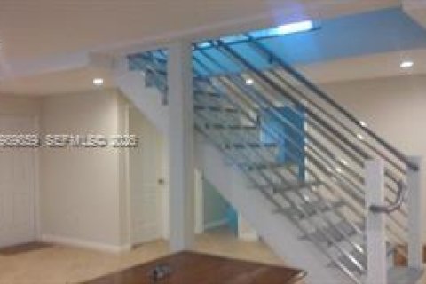 Villa ou maison à vendre à Fort Lauderdale, Floride: 5 chambres, 147.34 m2 № 2051926 - photo 2