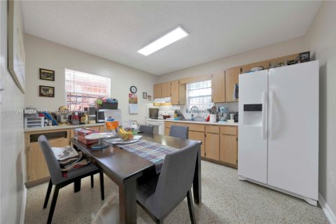 Commercial property in Hialeah, Florida 422.71 sq.m. № 1707940 - photo 16