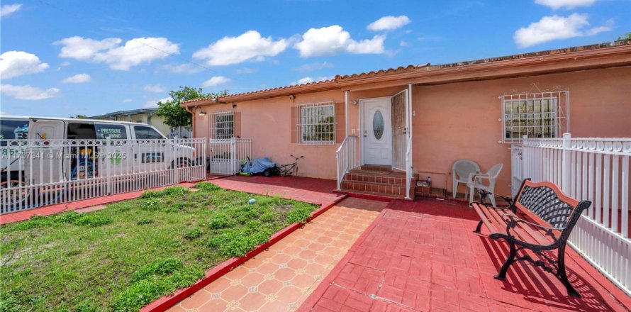 Commercial property in Hialeah, Florida 422.71 sq.m. № 1707940