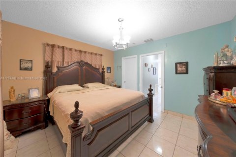 Commercial property in Hialeah, Florida 422.71 sq.m. № 1707940 - photo 10