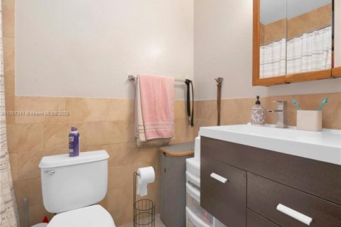 Commercial property in Hialeah, Florida 422.71 sq.m. № 1707940 - photo 14