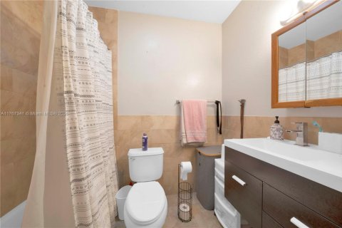 Commercial property in Hialeah, Florida 422.71 sq.m. № 1707940 - photo 13