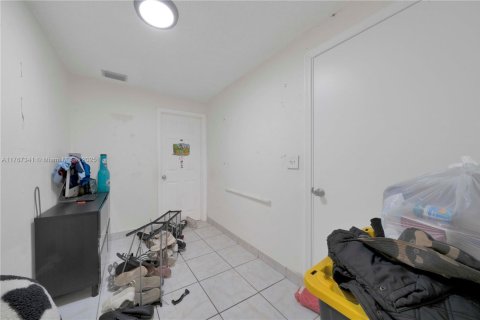 Commercial property in Hialeah, Florida 422.71 sq.m. № 1707940 - photo 27