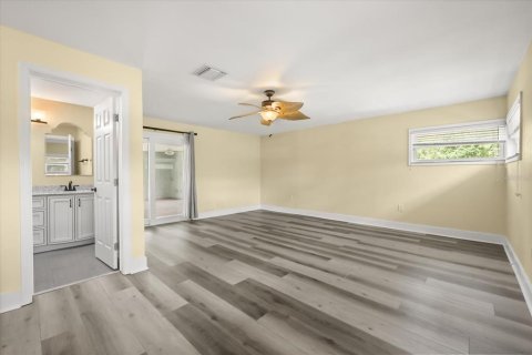 House in Christmas, Florida 5 bedrooms, 232.07 sq.m. № 2116271 - photo 19