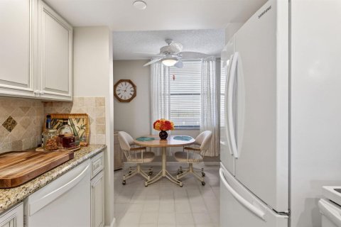 Condo in Hutchinson Island South, Florida, 2 bedrooms № 2154554 - photo 8